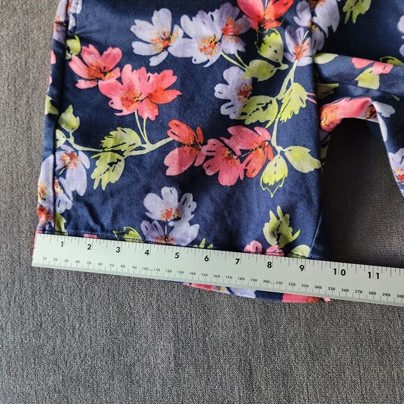 Lands End Shorts Womens Size 2 mid rise Blue floral shorts 7” inseam - Picture 9 of 10